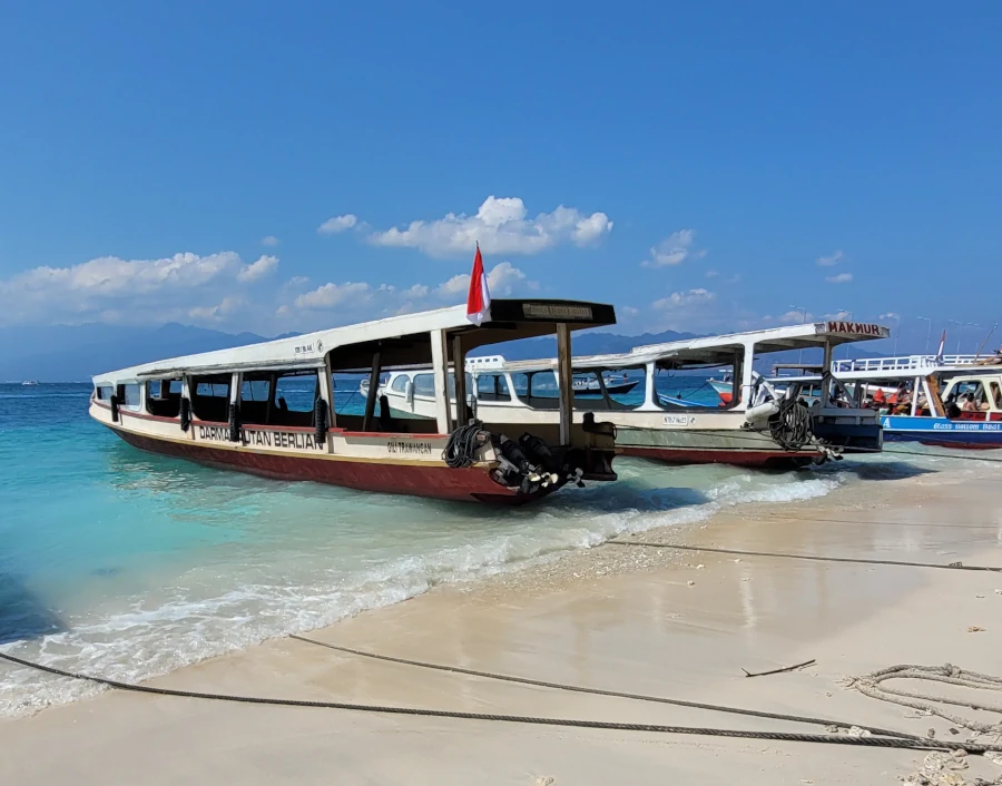 Barcos entre islas en Gili Trawangan, el transporte entre las Islas Gili