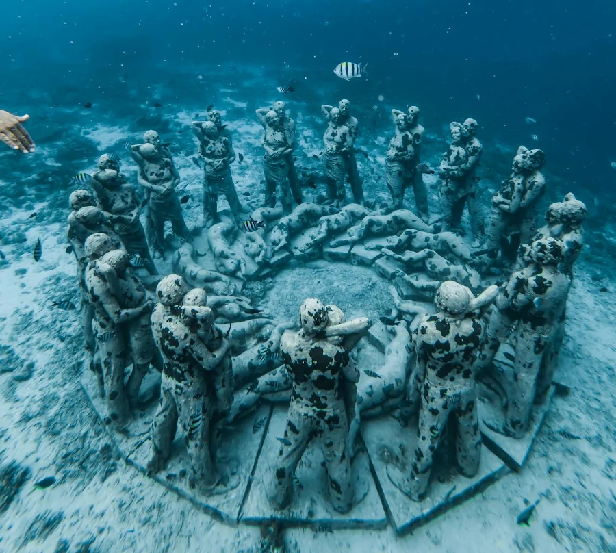 Estatuas submarinas Bask Nest en Gili Meno vistas haciendo snorkel en Indonesia