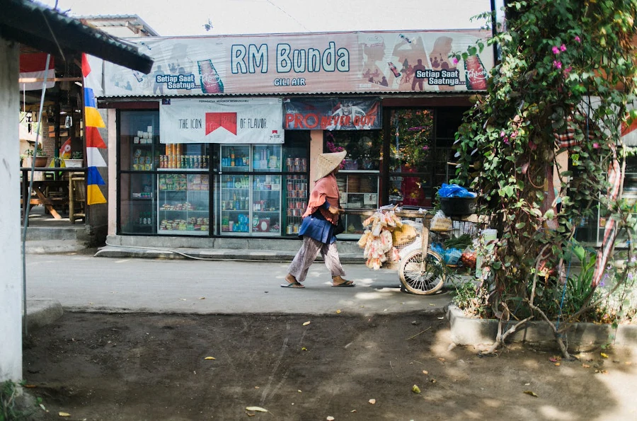 calle local en Gili Air con tienda y vendedor ambulante