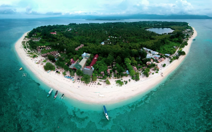 vista aérea de Gili Meno con playas de arena blanca y agua turquesa