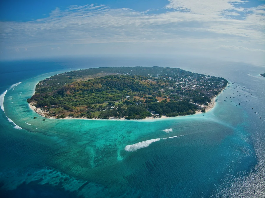 vista aérea de Gili Trawangan con playas de agua turquesa en Indonesia