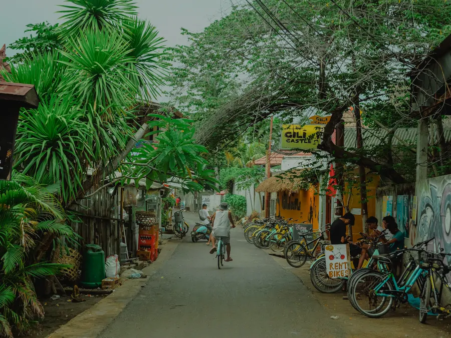 Calle en Gili Trawangan con bicicletas, principal medio de transporte en las Islas Gili