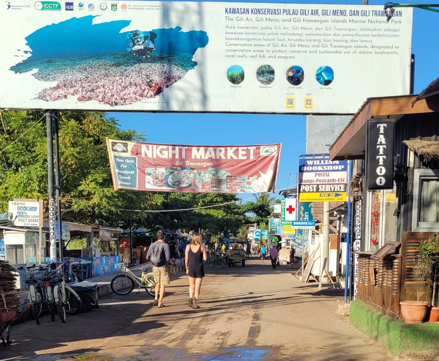 calle principal de Gili Trawangan con tiendas y cartel del night market
