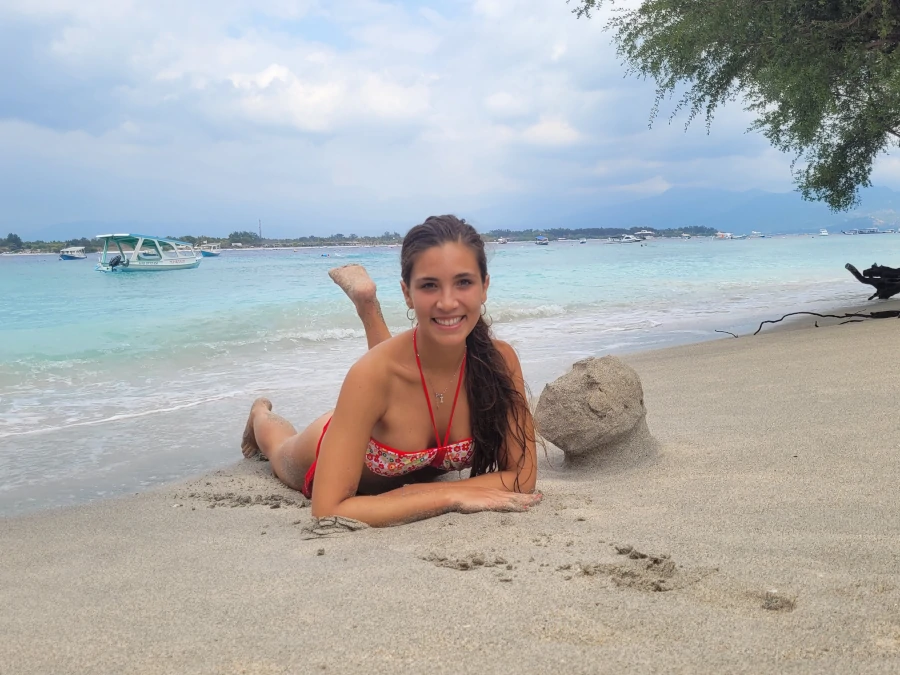 Viajera disfrutando de la playa en las Islas Gili, Indonesia