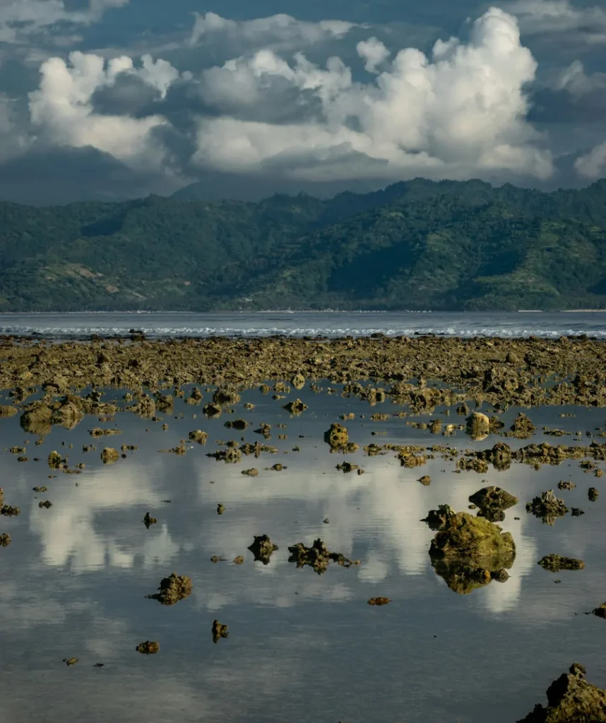 Playa en las Islas Gili con marea baja y zonas de coral al descubierto