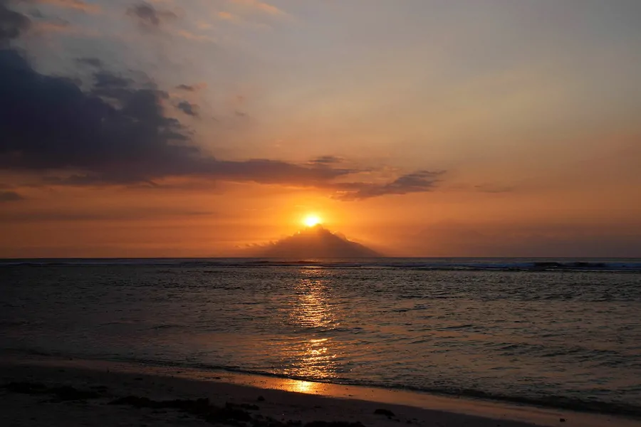 Atardecer en las Islas Gili con el Monte Agung al fondo desde Bali