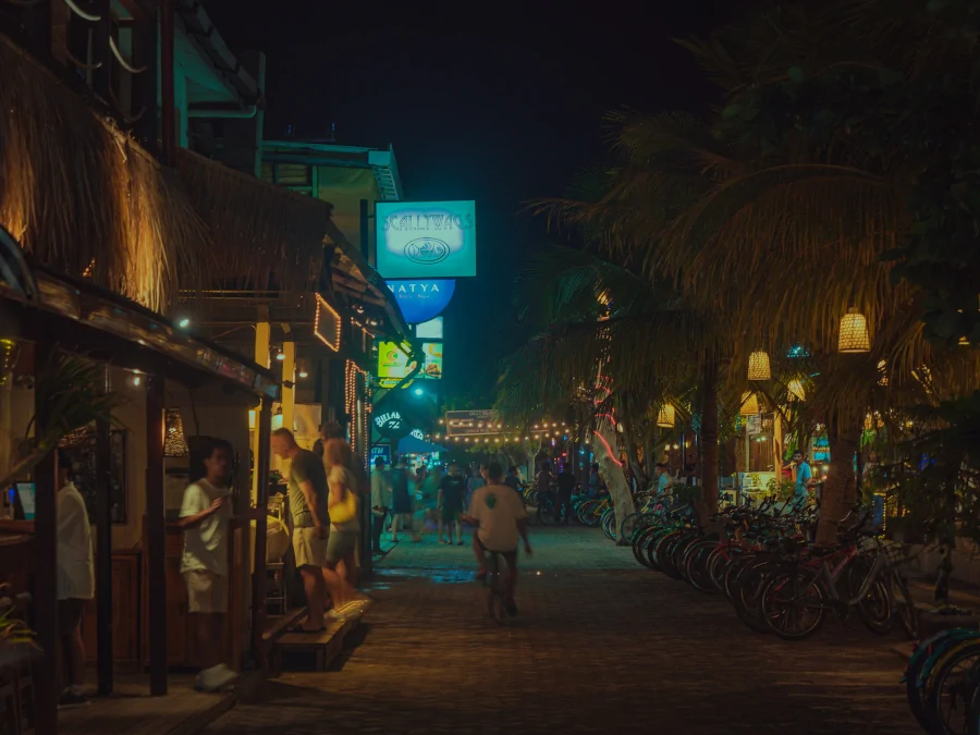 calle con bares y ambiente nocturno en Gili Trawangan de noche