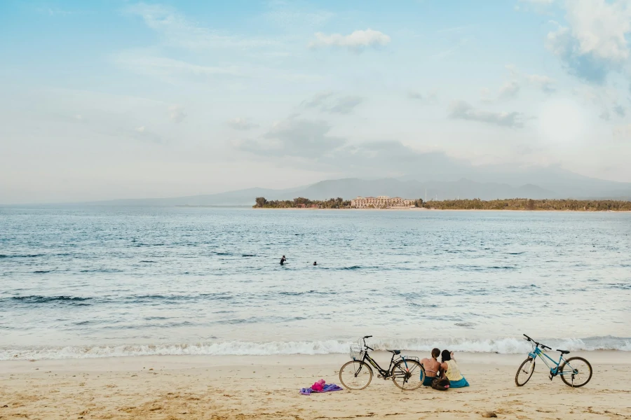 playa de Gili Air con bicicletas y viajeros descansando frente al mar