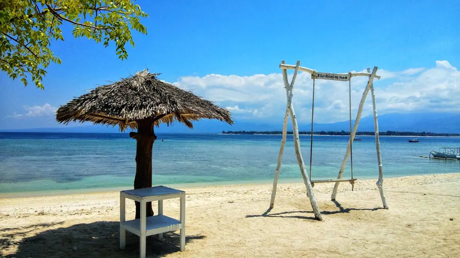 Playa del este de Gili Meno con columpio y aguas tranquilas en Indonesia