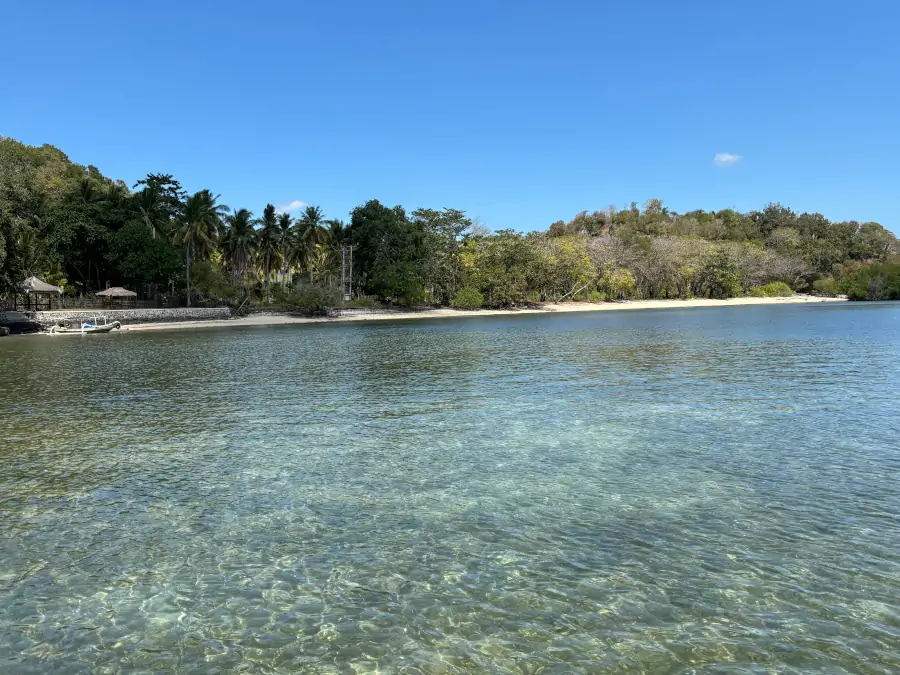 Playa tranquila de aguas cristalinas en Gili Gede Lombok