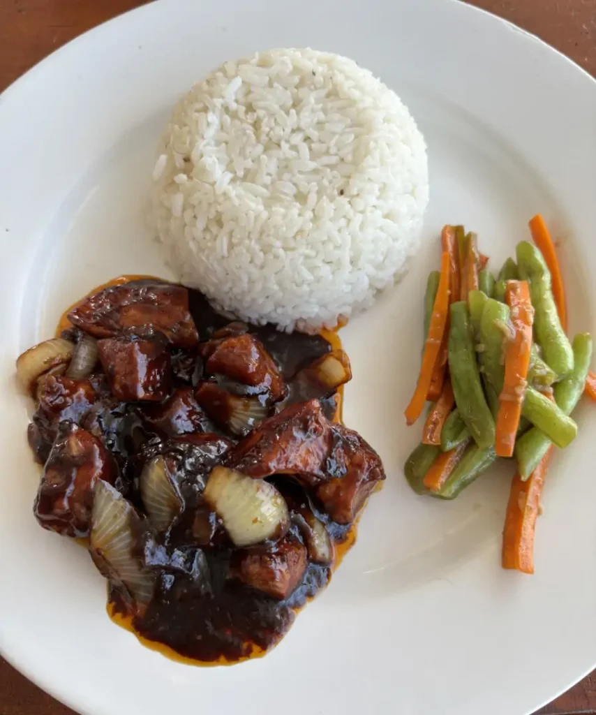 Plato de arroz con pollo en salsa y verduras en Gili Gede, Lombok