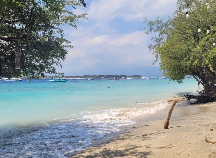Playa tranquila en Gili Trawangan con agua turquesa en Indonesia