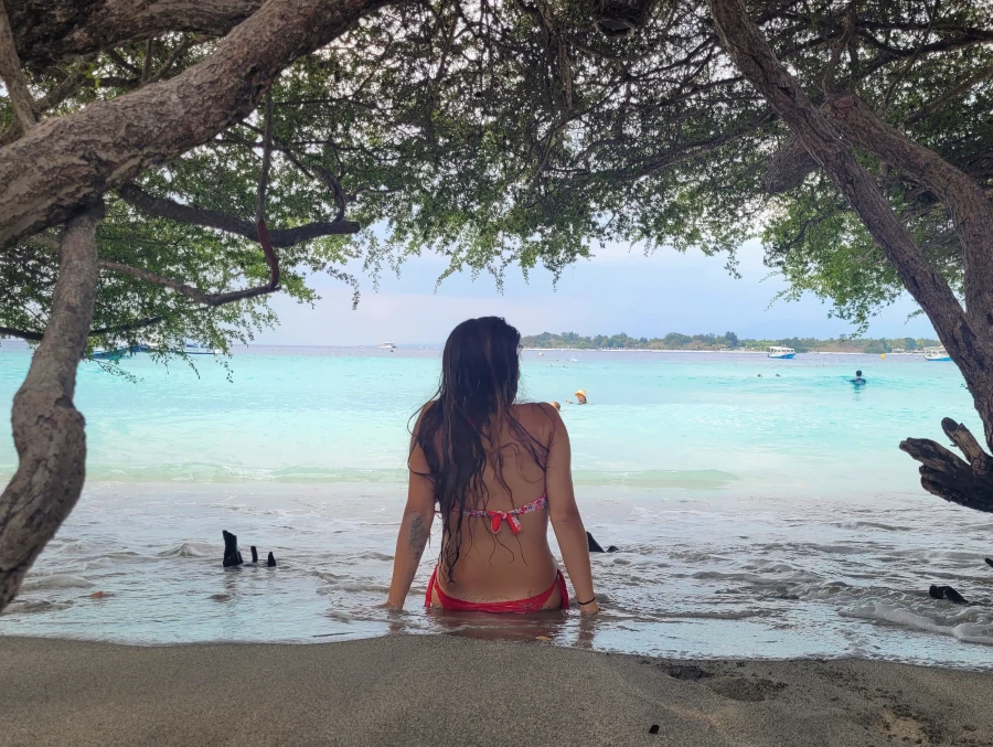Playa tranquila en Gili Trawangan con agua turquesa en Indonesia