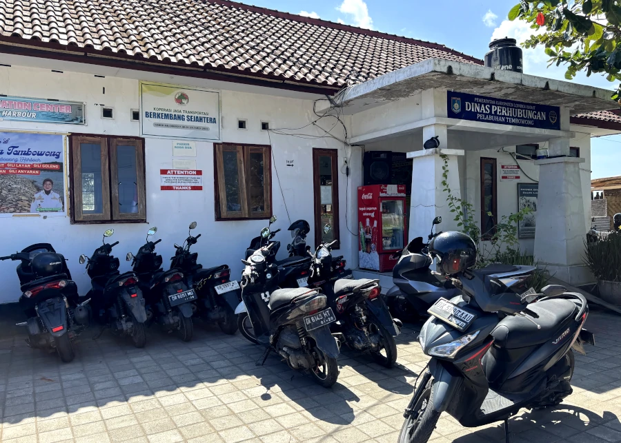 Parking de motos en el puerto de Tembowong en Sekotong, Lombok