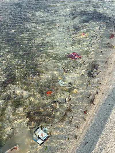 Residuos y plásticos en el agua de la playa en Gili Gede Lombok