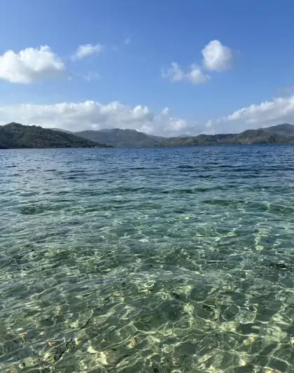 Agua cristalina y paisaje de costa en Gili Gede Lombok
