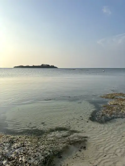 Playa tranquila sin gente en Gili Gede Lombok al atardecer