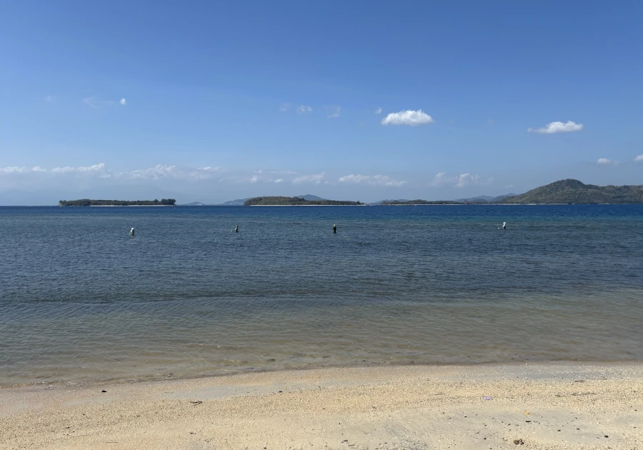 Playa en la zona de Sekotong con vistas a las Secret Gili, Lombok