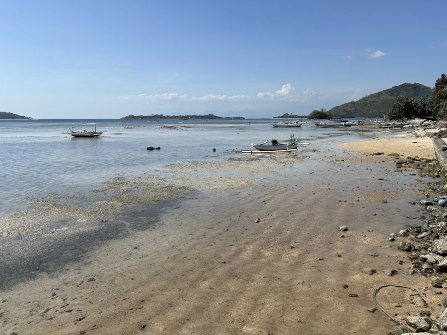 Playa en Sekotong con barcos de pescadores y ambiente local en Lombok