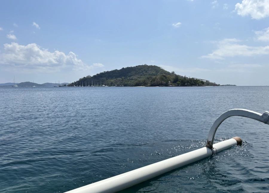 Trayecto en barco hacia Gili Gede con vistas a las islas desde el mar